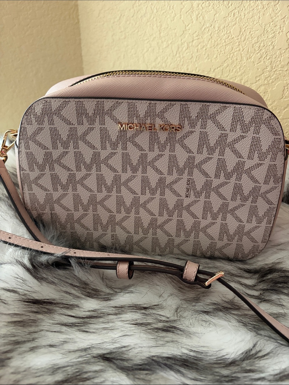 Michael Kors jet set vanilla and Pale Pink MK Logo Camera bag,EUC